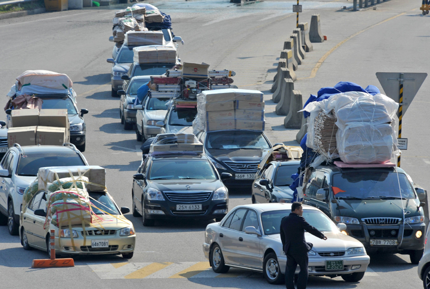 South Korean cars carrying products made in inter-Korean Kaesong Industrial Complex in North Korea, arrive at a gate of the inter-Korean transit office in the border city of Paju on April 27, 2013. Dozens of South Korean workers returned from a jointly run factory park in North Korea on 27 April as part of an evacuation of the flagship project following months of military tensions. [Xinhua photo]