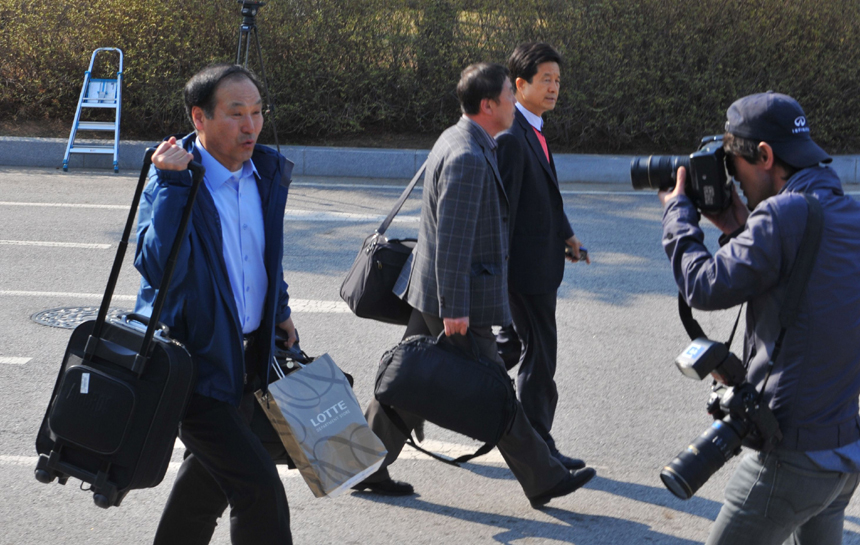 South Korean workers from North Korea&apos;s Kaesong joint industrial complex, arrive at a gate of the inter-Korean transit office in the border city of Paju on April 27, 2013. Dozens of South Korean workers returned from a jointly run factory park in North Korea on 27 April as part of an evacuation of the flagship project following months of military tensions. [Xinhua photo]