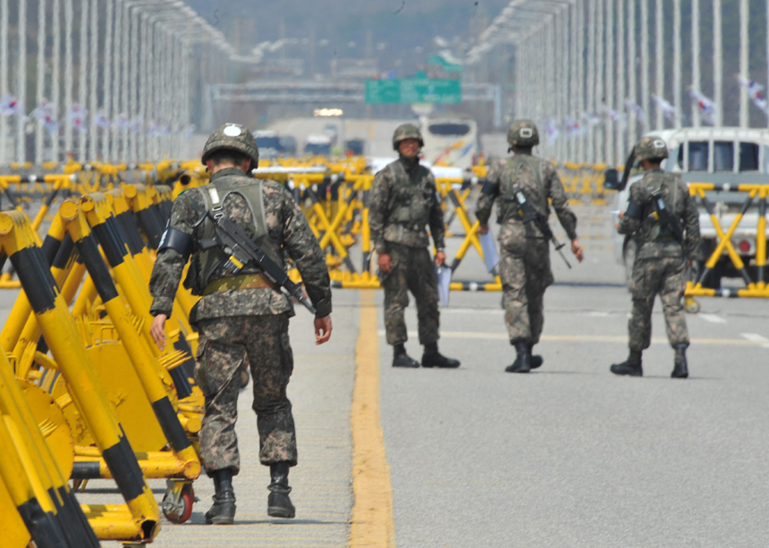 South Korean soldiers stand on the road leading to North Korea&apos;s Kaesong industrial complex, at a military checkpoint in the border city of Paju on April 27, 2013. Dozens of South Korean workers returned from a jointly run factory park in North Korea on 27 April as part of an evacuation of the flagship project following months of military tensions. [Xinhua photo]