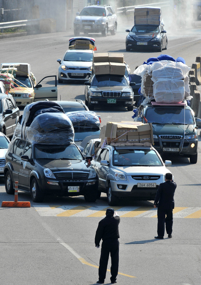 South Korean cars carrying products made in inter-Korean Kaesong Industrial Complex in North Korea, arrive at a gate of the inter-Korean transit office in the border city of Paju on April 27, 2013. Dozens of South Korean workers returned from a jointly run factory park in North Korea on 27 April as part of an evacuation of the flagship project following months of military tensions. 