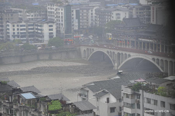 Photo taken on April 29, 2013 shows a covered bridge in rain in Ya'an City, southwest China's Sichuan Province. According to China Meteorological Administration, Ya'an is one of the most rainy city in Sichuan in May. Experts remind on secondary disasters in Ya'an, which was hit by a 7.0-magnitude earthquake on April 20, 2013. [Xinhua/Lu Peng]