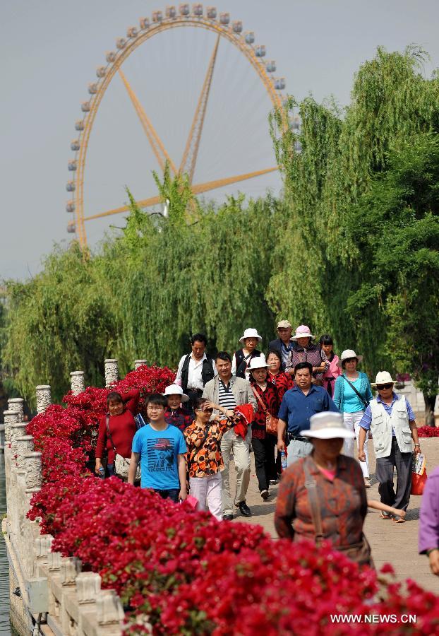 Tourists are seen in the Daguan Park in Kunming, capital of southwest China's Yunnan Province, April 30, 2013. Tourism boosted in Kunming during the three-day public holidays for the international workers' day on May 1. (Xinhua/Lin Yiguang)