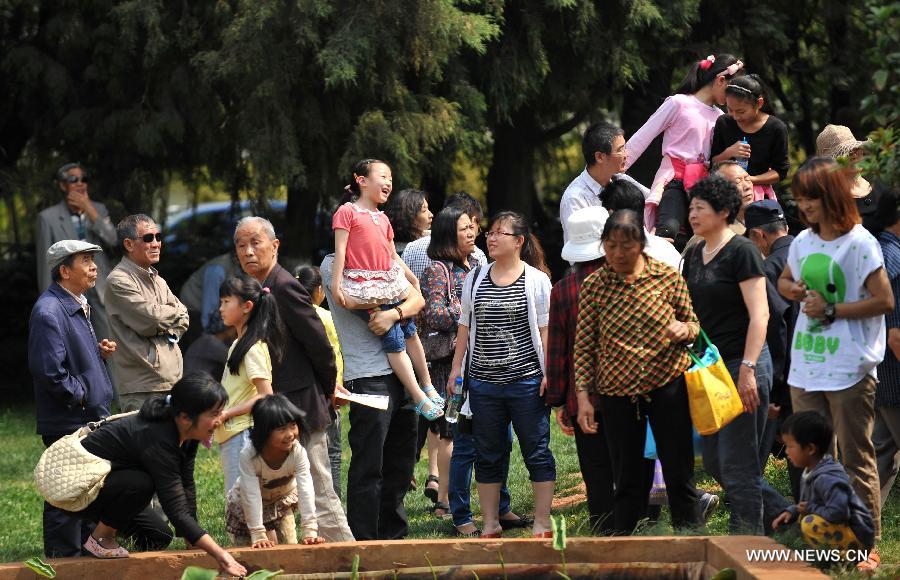 Tourists are seen in the Daguan Park in Kunming, capital of southwest China's Yunnan Province, April 30, 2013. Tourism boosted in Kunming during the three-day public holidays for the international workers' day on May 1. (Xinhua/Lin Yiguang)