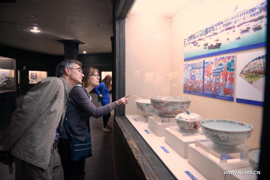 Foreign tourists visit a china exhibition in the provincial museum of Jiangxi in Nanchang, capital of east China's Jiangxi Province, April 30, 2013. The museum is one of the popular places for trouists to visit in Jiangxi during the three-day May Day holidays. (Xinhua/Zhou Mi) 