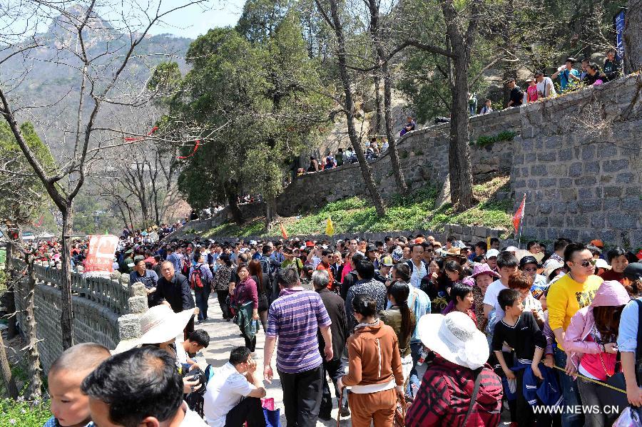 Tourists are seen on the Taishan Mountain in Tai'an City of east China's Shandong Province, April 30, 2013. A series of measures have been taken to ease the traffic of the visitors as tourism boosted at the Taishan scenic resort during the three-day public holidays for the international workers' day on May 1. (Xinhua/Zhu Zheng) 
