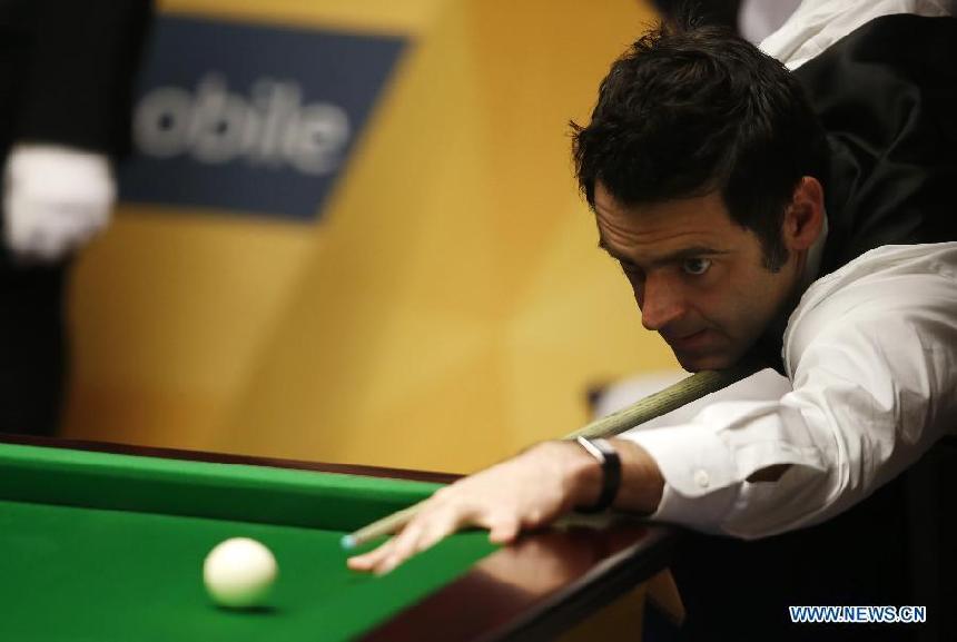 Ronnie O&apos;Sullivan of England competes against his compatriot Stuart Bingham during their quarterfinal of the World Snooker Championships in Sheffield, Britain, April 30, 2013. O&apos;Sullivan leads Bingham 7-1 after the match Tuesday. (Xinhua/Wang Lili)