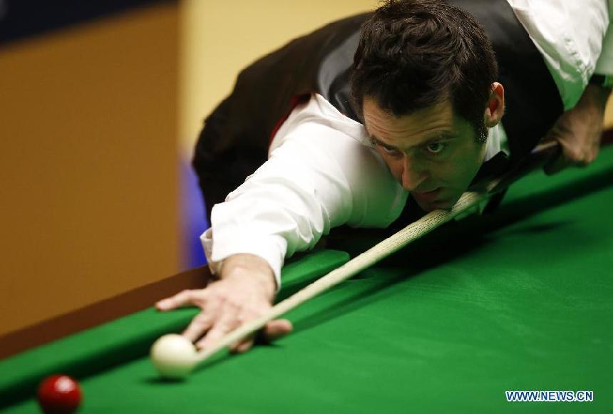 Ronnie O&apos;Sullivan of England competes against his compatriot Stuart Bingham during their quarterfinal of the World Snooker Championships in Sheffield, Britain, April 30, 2013. O&apos;Sullivan leads Bingham 7-1 after the match Tuesday. (Xinhua/Wang Lili)