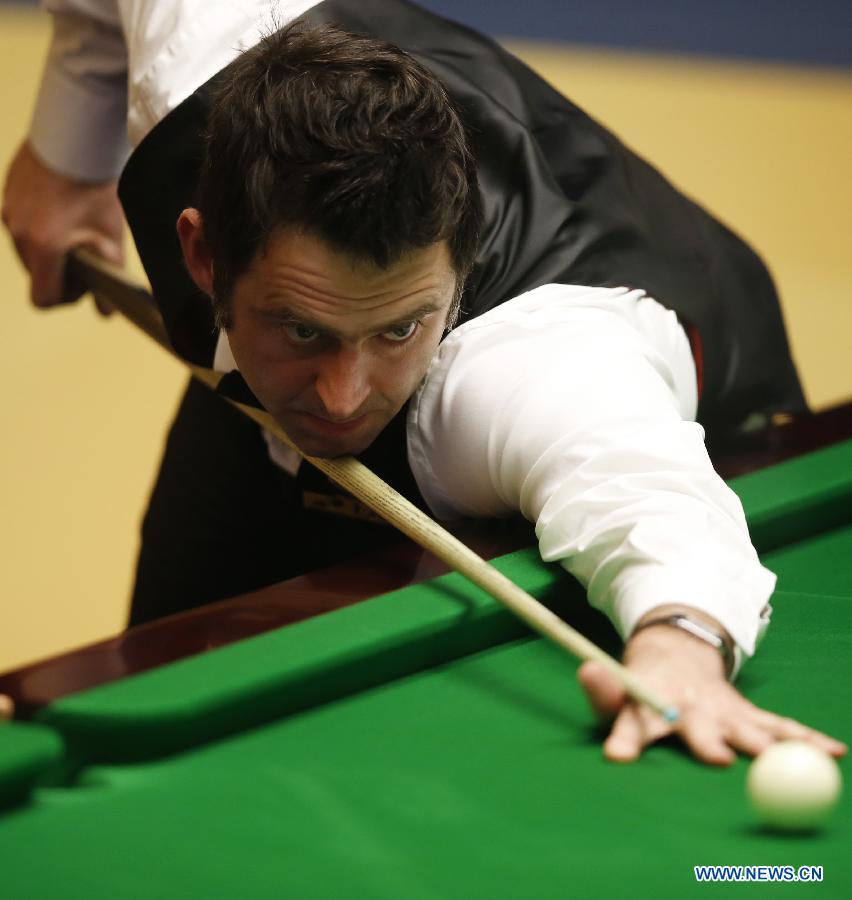 Ronnie O&apos;Sullivan of England competes against his compatriot Stuart Bingham during their quarterfinal of the World Snooker Championships in Sheffield, Britain, April 30, 2013. O&apos;Sullivan leads Bingham 7-1 after the match Tuesday. (Xinhua/Wang Lili)