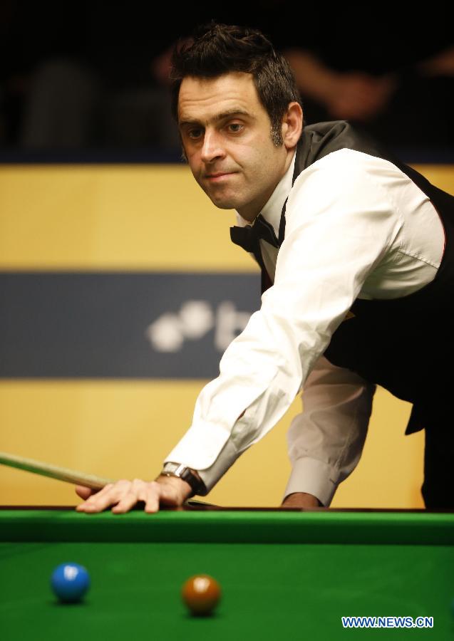 Ronnie O&apos;Sullivan of England competes against his compatriot Stuart Bingham during their quarterfinal of the World Snooker Championships in Sheffield, Britain, April 30, 2013. O&apos;Sullivan leads Bingham 7-1 after the match Tuesday. (Xinhua/Wang Lili) 