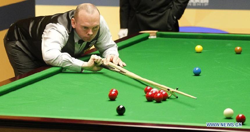 Stuart Bingham of England competes against his compatriot Ronnie O&apos;Sullivan during their quarterfinal of the World Snooker Championships in Sheffield, Britain, April 30, 2013. O&apos;Sullivan leads Bingham 7-1 after the match Tuesday. (Xinhua/Wang Lili)