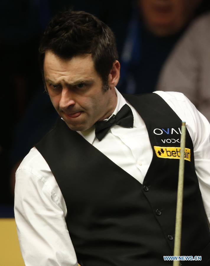 Ronnie O&apos;Sullivan of England reacts during the quarterfinal of the World Snooker Championships against his compatriot Stuart Bingham in Sheffield, Britain, April 30, 2013. O&apos;Sullivan leads Bingham 7-1 after the match Tuesday. (Xinhua/Wang Lili)