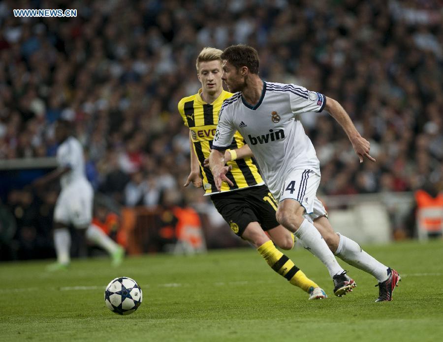 Real Madrid&apos;s Xabi Alonso (R) runs with the ball during the UEFA Champions League semi-final second leg football match against Borussian Dortmund in Madrid, capital of Spain, April 30, 2013. Borussia Dortmund qualified for the Champions League final, beating Real Madrid 4-3 on aggregate despite a 2-0 loss Tuesday. (Xinhua/Xie Haining)