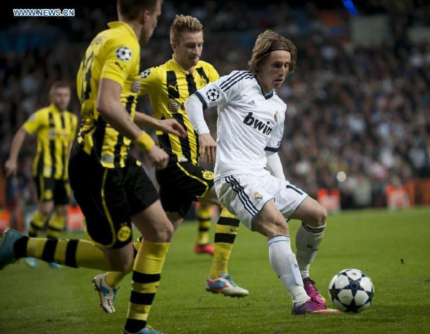 Real Madrid&apos;s Luka Modric (1st, R) controls the ball during the UEFA Champions League semi-final second leg football match against Borussian Dortmund in Madrid, capital of Spain, April 30, 2013. Borussia Dortmund qualified for the Champions League final, beating Real Madrid 4-3 on aggregate despite a 2-0 loss Tuesday. (Xinhua/Xie Haining)