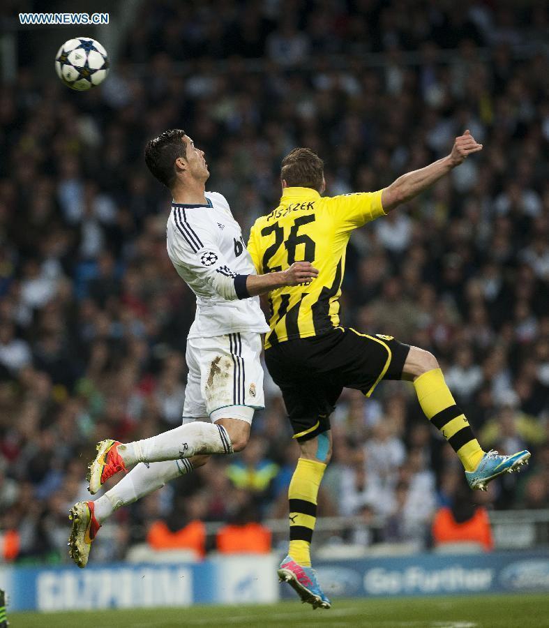 Real Madrid&apos;s Cristiano Ronaldo (L) vies with Borussian Dortmund&apos;s Lukasz Piszczek during the UEFA Champions League semi-final second leg football match in Madrid, capital of Spain, April 30, 2013. Borussia Dortmund qualified for the Champions League final, beating Real Madrid 4-3 on aggregate despite a 2-0 loss Tuesday. (Xinhua/Xie Haining)