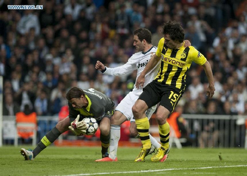 Borussian Dortmund&apos;s goalkeeper Roman Weidenfeller (L) holds the ball during the UEFA Champions League semi-final against Real Madrid in Madrid, capital of Spain, April 30, 2013. Borussia Dortmund qualified for the Champions League final, beating Real Madrid 4-3 on aggregate despite a 2-0 loss Tuesday. (Xinhua/Xie Haining)