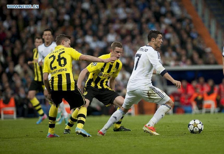 Real Madrid&apos;s Cristiano Ronaldo (1st, R) controls the ball during the UEFA Champions League semi-final second leg football match against Borussian Dortmund in Madrid, capital of Spain, April 30, 2013. Borussia Dortmund qualified for the Champions League final, beating Real Madrid 4-3 on aggregate despite a 2-0 loss Tuesday. (Xinhua/Xie Haining)