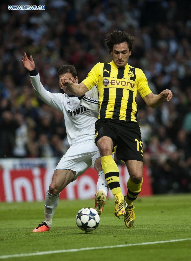 Borussian Dortmund&apos;s Mats Hummels (R) controls the ball during the UEFA Champions League semi-final against Real Madrid in Madrid, capital of Spain, April 30, 2013. Borussia Dortmund qualified for the Champions League final, beating Real Madrid 4-3 on aggregate despite a 2-0 loss Tuesday. (Xinhua/Xie Haining)