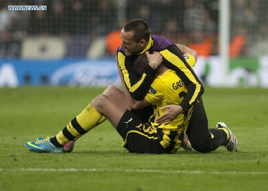 Borussian Dortmund&apos;s players celebrate after the UEFA Champions League semi-final against Real Madrid in Madrid, capital of Spain, April 30, 2013. Borussia Dortmund qualified for the Champions League final, beating Real Madrid 4-3 on aggregate despite a 2-0 loss Tuesday. (Xinhua/Xie Haining)