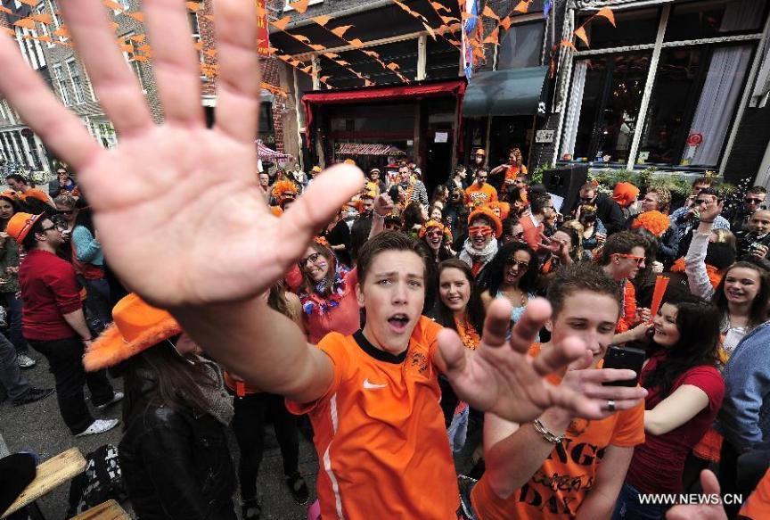 People celebrate the inauguration of the new King of the Netherlands Willem-Alexander in Amsterdam, the Netherlands, April 30, 2013. Following the abdication of Queen Beatrix, the new King of the Netherlands Willem-Alexander was officially inaugurated on Tuesday. (Xinhua/Ye Pingfan)