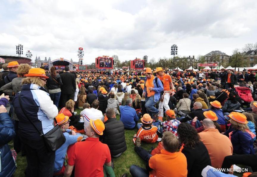 People celebrate the inauguration of the new King of the Netherlands Willem-Alexander in Amsterdam, the Netherlands, April 30, 2013. Following the abdication of Queen Beatrix, the new King of the Netherlands Willem-Alexander was officially inaugurated on Tuesday. (Xinhua/Ye Pingfan)