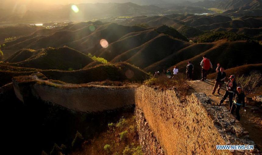 Tourists visit the Gubeikou section of the Great Wall during the three-day May Day holidays in Miyun County of Beijing, capital of China, April 30, 2013. (Xinhua/Bu Xiangdong)