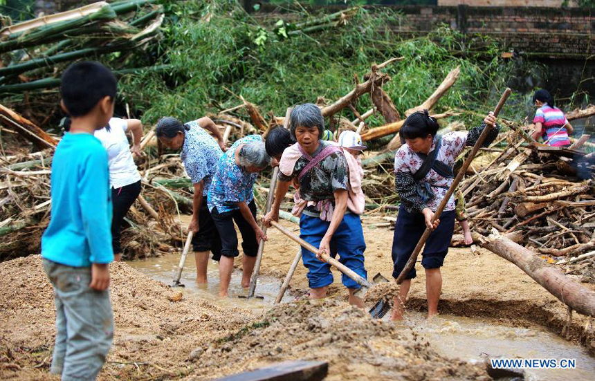 Locals clear the debris at flood-affected Juntian Village in Shuangfeng Town of Bobai County, south China&apos;s Guangxi Zhuang Autonomous Region, May 1, 2013. Floods and landslides triggered by heavy rain have claimed five lives while affecting more than 200,000 people in Guangxi.