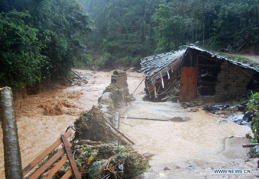 Torrential rain causes floods in Bobai County, south China&apos;s Guangxi Zhuang Autonomous Region, April 29, 2013. Floods and landslides triggered by heavy rain have claimed five lives while affecting more than 200,000 people in Guangxi. 