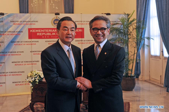 Chinese Foreign Minister Wang Yi (L) shakes hands with his Indonesian counterpart Marty Natalegawa prior to their meeting in Jarkata, Indonesia, May 2, 2013.