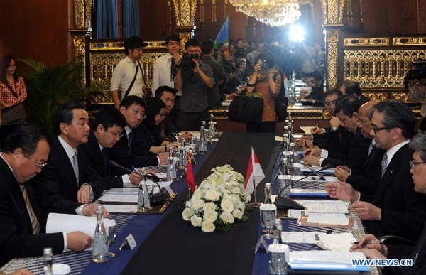 Chinese Foreign Minister Wang Yi (2nd L) meets with his Indonesian counterpart Marty Natalegawa (2nd R) in Jarkata, Indonesia, May 2, 2013.