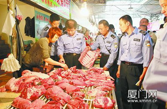 Police have arrested 904 suspects over the past three months who are accused of manufacturing and selling 20,000 metric tons of tainted and substandard meat products, the Ministry of Public Security said on May 2. In this file photo, law enforcement officials inspect a market in Xiamen, Fujian Province. 