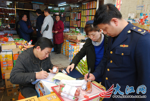 Police have arrested 904 suspects over the past three months who are accused of manufacturing and selling 20,000 metric tons of tainted and substandard meat products, the Ministry of Public Security said on May 2. In this file photo, law enforcement officials inspect a market in Nanchang, Jiangxi Province. 
