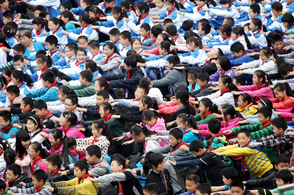 Students move their desks to classrooms at the No 1 Primary School in Tianquan county, Sichuan province, on Wednesday. ZHANG XIAOLI / FOR CHINA DAILY 