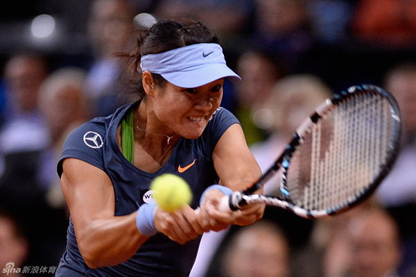 Li Na returns a ball to Mattek-Sands in the semifinal of Stuttgart Grand Prix.[Sina.com.cn] 