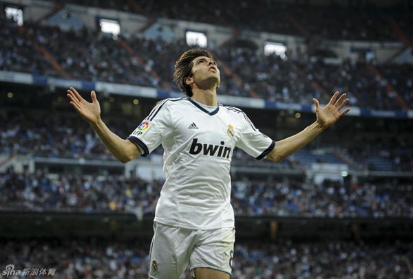  Kaká looks up to the heavens after scoring Madrid's third goal in their 4-3 win vs Valladolid.