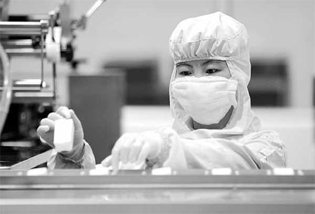 A worker at an ice-cream production line of Youcan Foods Group Ltd in Hangzhou, in East China's Zhejiang province. Its namesake ice-cream cones were part of the childhood memories of many Hangzhou residents. In 2005, the private company took a strategic business shift by branching into food-related logistics and commerce because it believes only a budding business would have a bright future in China. [China Daily]