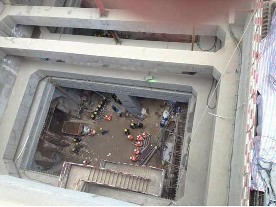 A photo taken on Monday May 6, 2013 shows the scene of a cave-in at the construction site of a subway line in Xi'an, the provincial capital of northwest China's Shaanxi Province. [Photo/sohu.com]