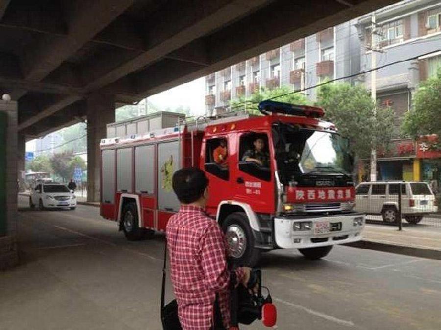 A photo taken on Monday May 6, 2013 shows a fire brigade truck heading to the scene of a cave-in at the construction site of a subway line in Xi'an, the provincial capital of northwest China's Shaanxi Province. [Photo/sohu.com]