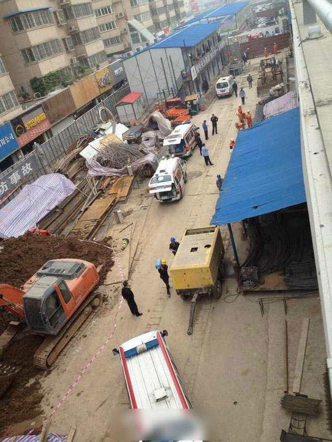 A photo shows the scene of the construction site of a subway line where a cave-in happened on Monday May 6, 2013 in Xi'an, the provincial capital of northwest China's Shaanxi Province. [Photo: sohu.com] 