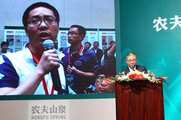 Zhong Shanshan, chairman of Nongfu Spring, is interrupted by a Beijing Times reporter as the two argue about water standards during a news conference in Beijing on Monday. [China Daily]