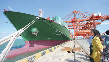One of China Shipping Container Lines Co's container ships docked at Qinzhou port in the Guangxi Zhuang autonomous region. [China Daily]