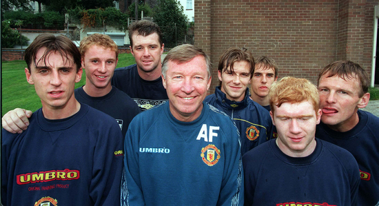 Sir Alex Ferguson (M) and his team of Manchester United in 1997. [File photo] 