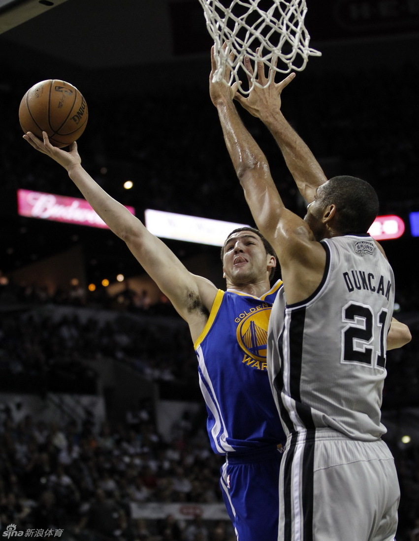 Tim Duncan tries to block Clay Thompson's shot in Game 2 of NBA Western Conference semifinals between San Antonio Spurs and Golden State Warriors.
