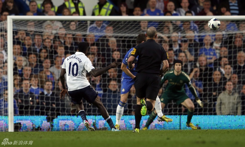 Emmanuel Adebayor scores the equaliser for Tottenham 