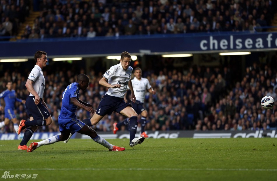 Ramires slides in to put Chelsea ahead again at Stamford Bridge.