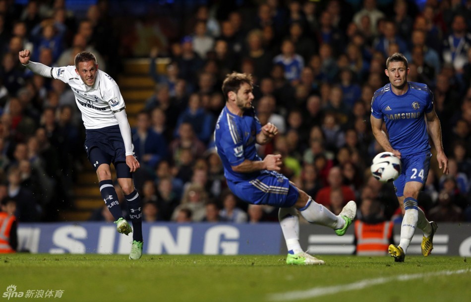 Gylfi Sigurdsson curls home the equaliser for Tottenham to earn the visitors a point.