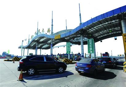 Tollway firms may get OK to collect longer.[File photo] 