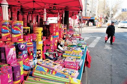 Lighting fireworks may soon die out, survey says.[File photo]