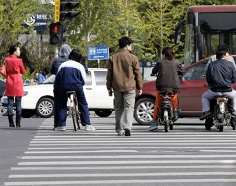 Jaywalking fines to boost local finance.[File photo] 