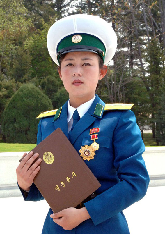 A North Korean traffic policewoman named Ri Kyong-sim has been awarded the rare 'Hero of the Republic' award, sparking speculation that she may have saved the life of Kim Jong-un. This photo shows the young woman after the award ceremony. [Youth.cn]