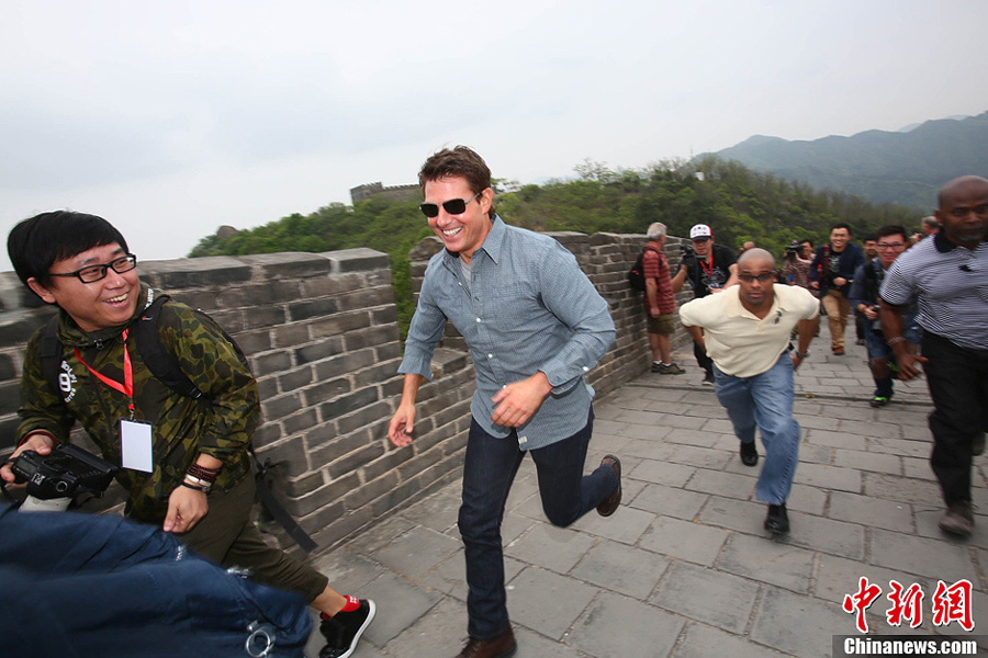 American actor and producer Tom Cruise runs on the Great Wall in Beijing, capital of China, May 9, 2013. Cruise and director Joseph Kosinski arrived in China to promote their new movie 'Oblivion', which will be released on May 10. [Chinanews.com]